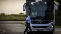 Afganistan'dan tahliye edilerek Hollanda'ya getirilen Afgan göçmenler.