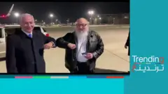 بنيامين نتانياهو والجاسوس السابق جوناثات بولارد في مطار تل أبيب