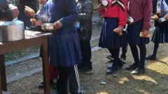 खाजा लिँदै बालबालिका