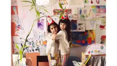 Meninas Ana e Antônia abraçadas em festa de aniversário