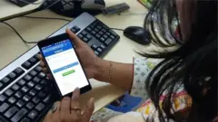 গবেষণা বলছে, বাংলাদেশে পুরুষদের তুলনায় নারীরা ইন্টারনেট ব্যবহারে অনেক পিছিয়ে রয়েছে