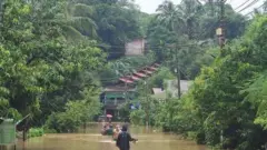 ကားအသွားအလာတွေကိုလည်း ယာယီရပ်နားထားရ