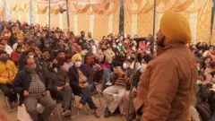 हड़ताल पर बैठे कर्मचारी