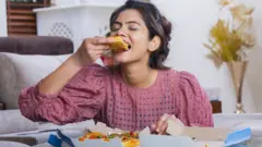 कामामुळे तुमच्या खाण्यापिण्याच्या सवयी बिघडतायत का?