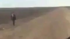 Menino sozinho em estrada no México