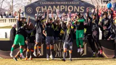 Le Forge FC célèbre la victoire du premier titre de la Première Ligue canadienne