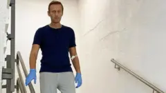 Alexei Navalny yerekanye isanamu yiwe asa n'uwonze ariko ahagaze wenyene atawumufashe