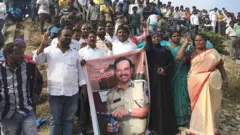 సజ్జనార్ ఫ్లెక్సీతో ప్రజలు