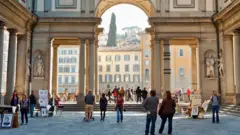 Turistas visitan la ciudad italiana de Florencia