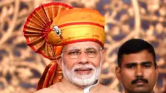 शिर्डी इथल्या कार्यक्रमादरम्यान नरेंद्र मोदी