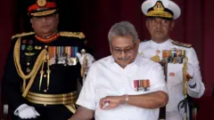 ජනාධිපති ගෝඨාභය රාජපක්ෂ විසින් පෙබරවාරි 4 වන දින කොළඹ පැවති 72 වන නිදහස් දින සැමරුමේ වේලාව පරීක්ෂා කරමින්. හමුදාපති ශවේන්ද්‍ර සිල්වා පිටුපසින්.