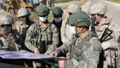 İdlib'de ortak devriye yapan Türk ve Rus askerleri