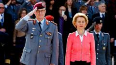 Ursula von der Leyen mit einem Militärkommandanten bei einem Festakt in Berlin.