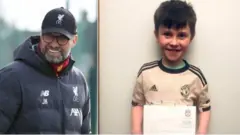 Daragh Curley yandikiye umutoza Jurgen Klopp wa Liverpool mu mwitozo bari babahaye ku ishuri yigaho