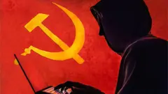 Silueta de un hacker sobre un fondo rojo con la hoz y el martillo.