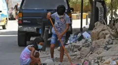 جاءت الكارثة لتضاعف الوضع الحرج الذي يواجهه لبنان بالفعل بسبب الانكماش الاقتصادي الحاد