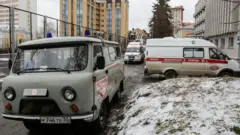 Машины скорой помощи у зданий Клинического диагностического центра в Омске