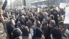 تجمع بازنشستگان در شهرهای مختلف ایران در اعتراض به وضع معیشتی