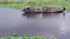 Une pirogue - archives