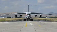 S-400 parçaları taşıyan 7. Rus uçağı da Pazar öğle saatlerinde Ankara yakınlarında yer alan Mürted Hava Meydanı'na indi.