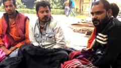 धरने पर बैठे छात्र