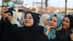 شابات من غزة يلتقطن صورة سيلفي