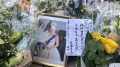 英女王伊利沙伯二世逝世，大批香港人到英國駐港總領事館獻花致意。