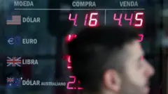 Homem passa em frente a casa de câmbio