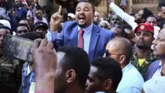 ጀዋር፡ ኣብ ስደት ኣብ ኣሜሪካ ኣብዝነበረሉ እዋን፡ መራኸቢ ብዙሓን - ፌስቡክ ብምጥቃም ደቂ ኦሮም ኣንጻር`ቲ ዝነበረ መንግስቲ ንኽቃለሱ ጎስጒሱ ኢዩ