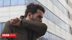 جدل حول من لا تظهر عليهم أعراض كوفيد 19 فهل هم خطرون أم لا