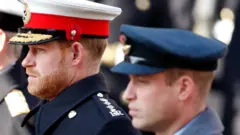 英國劍橋公爵威廉王子（右）與薩塞克斯公爵哈里王子（左）身穿軍服在倫敦出席和平紀念日儀式（10/11/2019）