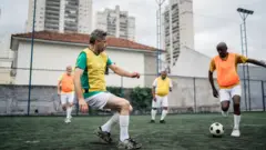 Homensquem é o dono da bet7kmeia idade jogando futebol