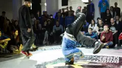 Srđan Poštin iz Flortodoksa se vrti na glavi, dok ga posmatra Luka Lukić iz druge beogradske ekipe Rekognajz