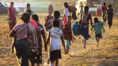 ရခိုင်မှာ တိုက်ပွဲတွေကြောင့် ဒုက္ခသည်တွေတိုးလာသလို အင်တာနက်လိုင်းတွေပါဖြတ်တောက်ခံထားရ
