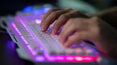 Picha ya mdukuzi akitumia Kompyuta