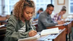 Joven en la universidad