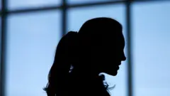 16 yaşlı gənc qız