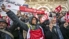تجمع مئات من أنصار المعارضة للاحتجاج على حكم الرئيس قيس سعيد والمطالبة بالإفراج عن نشطاء حقوق الإنسان والصحفيين والشخصيات السياسية والقانونية المعارضة الذين اعتقلوا في الأسابيع الأخيرة في تونس العاصمة، تونس في 5 مارس/آذار 2023