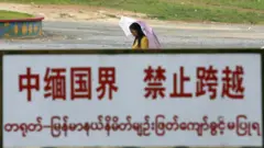 တရုတ်-မြန်မာ နယ်စပ်ဂိတ် တစ်နေရာ