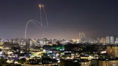 نظام القبة الحديدية الإسرائيلي المضاد للصواريخ لاعتراض صواريخ في اشكلون