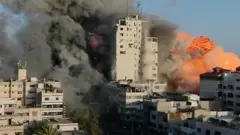 Ruši se zgrada u Gazi pogođena izraelskim raketama