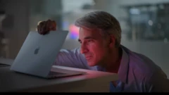 Craig Federighi con el nuevo Mac