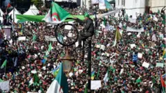 Cette démission fait suite à six semaines de manifestations pacifiques dans tout le pays.
