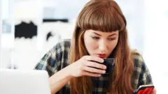فتاة تتصفح هاتفها المحمول