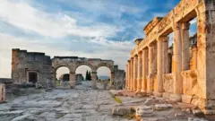 Romanos acreditavam que em Hierápolis havia portal para submundo onde hálito tóxico de Cerberus escapava do solo, fazendo vítimas inocentes em nome de seu mestre, o deus Plutão.