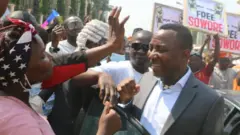 Omoyele Sowore laarin awọn ọmọ ikọ Revolution Now niwaju ile ẹjọ