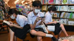 students are reading books