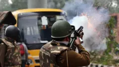 जामिया विद्यापीठाजवळ आंदोलकांच्या दिशेने अश्रुधुराच्या नळकांड्या फोडताना दिल्ली पोलीस