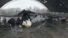 Avião destruído em hangar