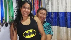 Isabel Romero con su madre